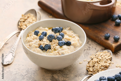 Canvastavla Bowl with tasty oatmeal and blueberry on table