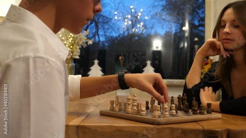 Ragazzi concentrati che spostano una pedina su una scacchiera durante una partita a di scacchi
Primo piano sulla scacchiera con movimento laterale photo