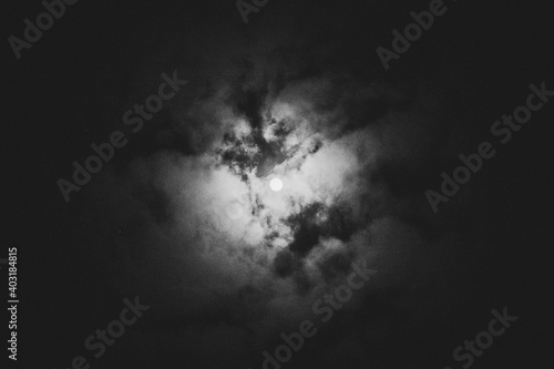 Vollmond hinter Wolken