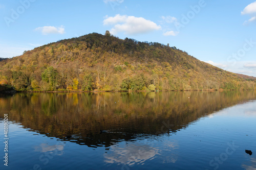 Wald mit Herbstfarben am Hengsteysee, Hohensyburg, Dortmund, Ruhrgebiet, Nordrhein-Westfalen, Deutschland, Europa