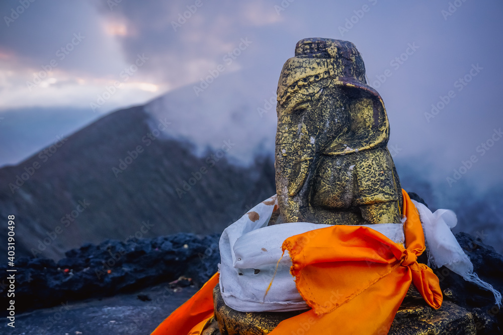 Φωτογραφία Statue of the deity Ganesha in the crater of the Bromo volcano in Indonesia