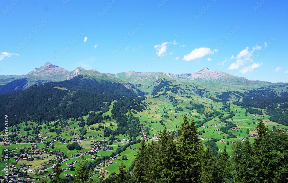 Landschaft in der Schweiz in der Nähe des Pfingstegg.
Luftaufnahme mit Bergen im Hintergrund.
