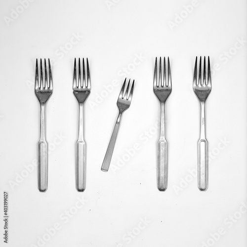 Tenedores de diversos tamaños describiendo a una persona más pequeña, joven o inmadura