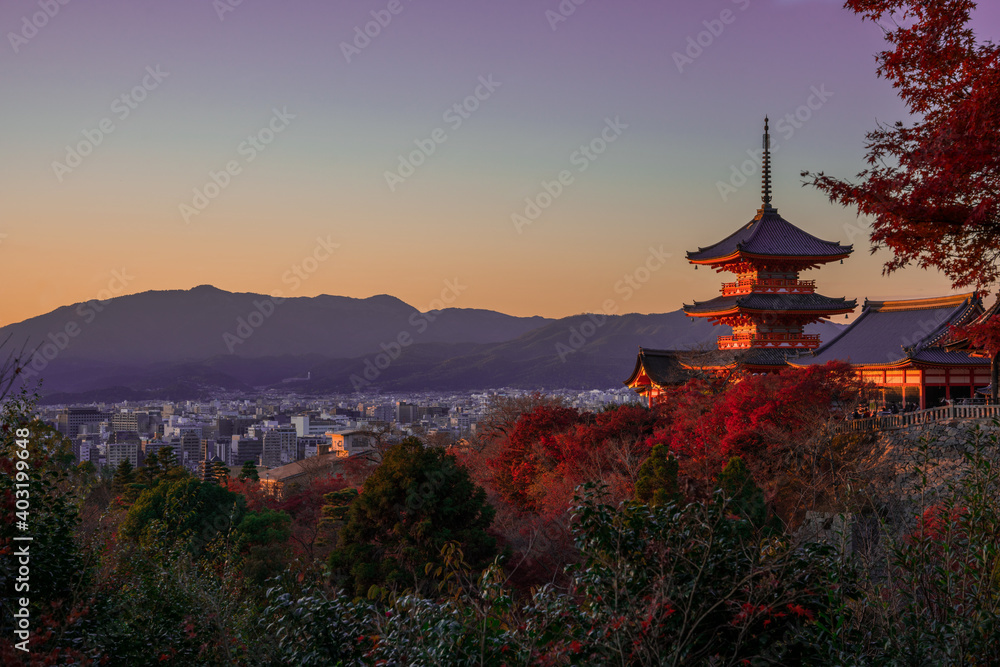 京都　夕暮れの清水寺　三重塔と紅葉　