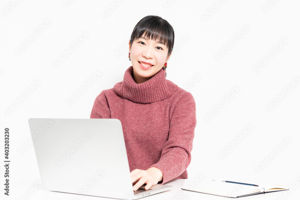 笑顔でノートパソコンを使う女性
