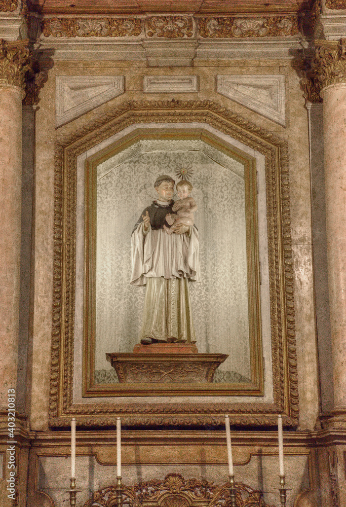 Statue de saint Antoine dans d'église de Santa Cruz de Coimbra, Portugal