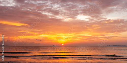 Fototapeta Naklejka Na Ścianę i Meble -  Beautiful tropical golden beach sunset with colourful sea sky