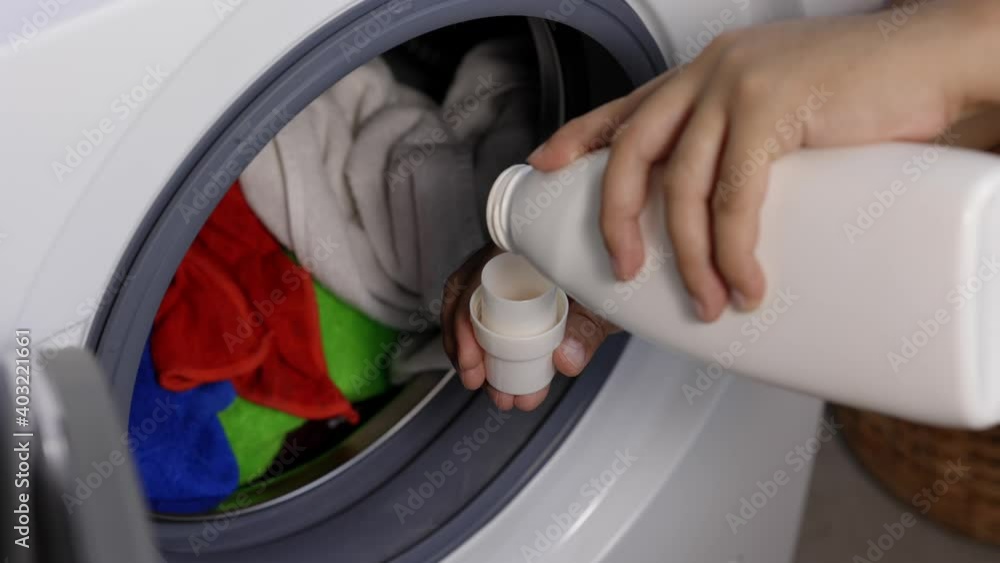 Pour some laundry detergent on the clothes and put it in the washing machine
Pour some laundry detergent on the clothes and put it in the washing machine