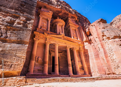 Obraz na płótnie Petra, Jordan. Al-Khazneh (The Treasury) in Petra, the capital of the ancient Nabatean Kingdom. w salonie