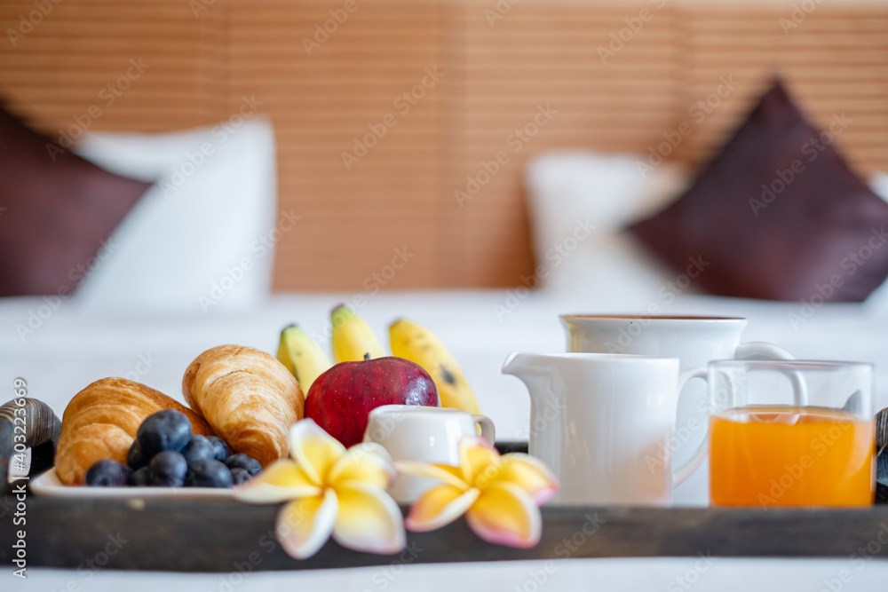 Focus on fruit. In a hotel room with fruit, place a tray on the bed to welcome the arrival of VIP guests Focus on fruit. In a hotel room with fruit, place a tray on the bed to welcome the arrival of VIP guests