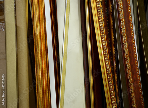 The wooden frame, golden line, antique pattern, brown, many types are arranged together to make a picture frame