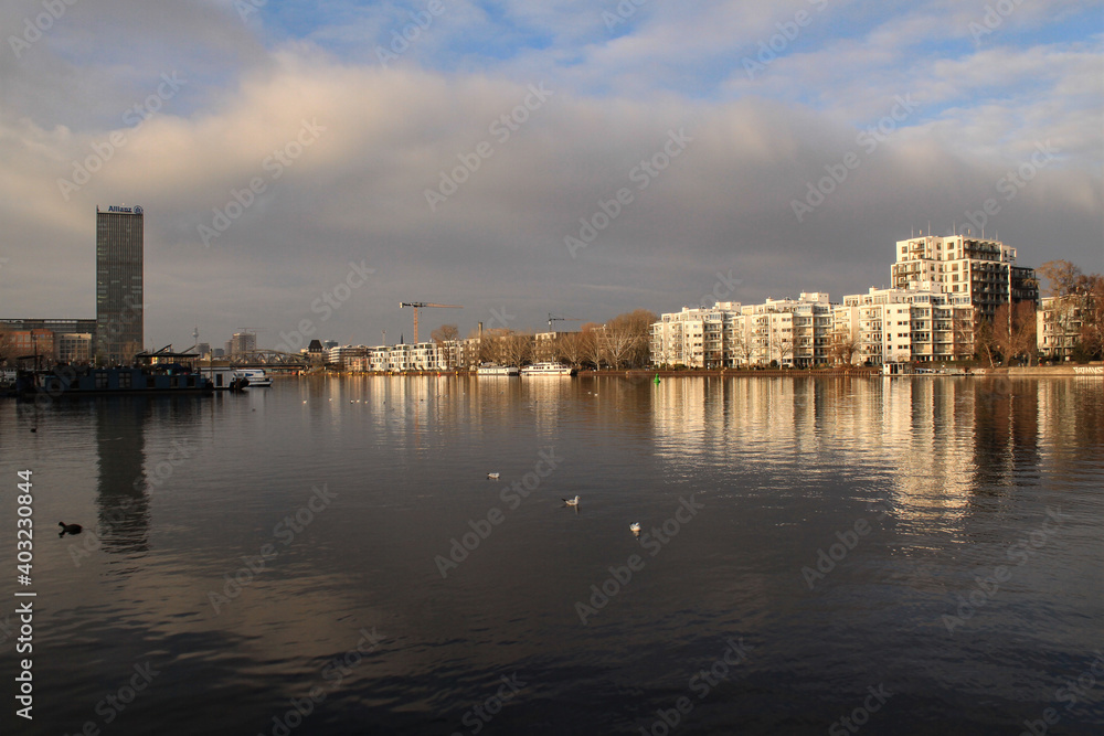 Naklejka premium Berlin; Winter an der Spree / Blick vom Treptower Hafen hinüber nach Stralau