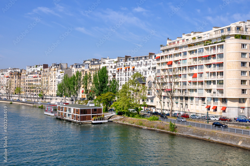 View of the right bank of the Seine in the 16th arrondissement of Paris