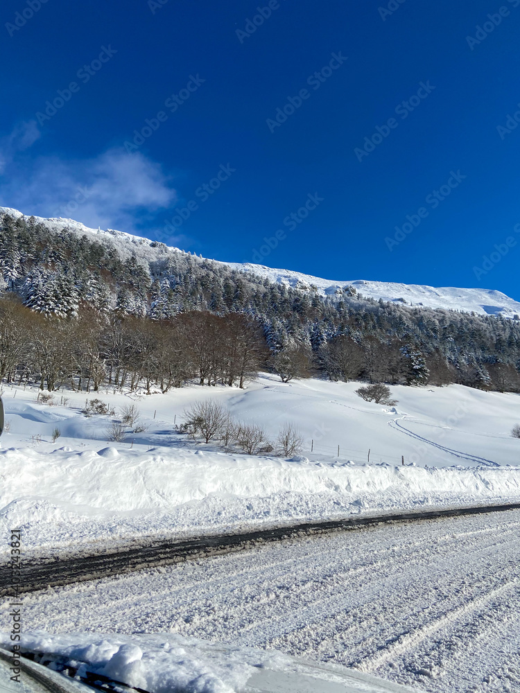 Route de montagne enneigée au Mont Dore, Auvergne