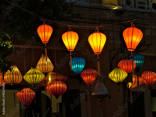 bunte beleuchtete vietnamesische Seidenlampen am Abend in Hoi An