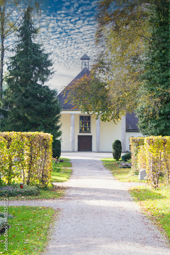 Weg zu einer Friedhofskapelle