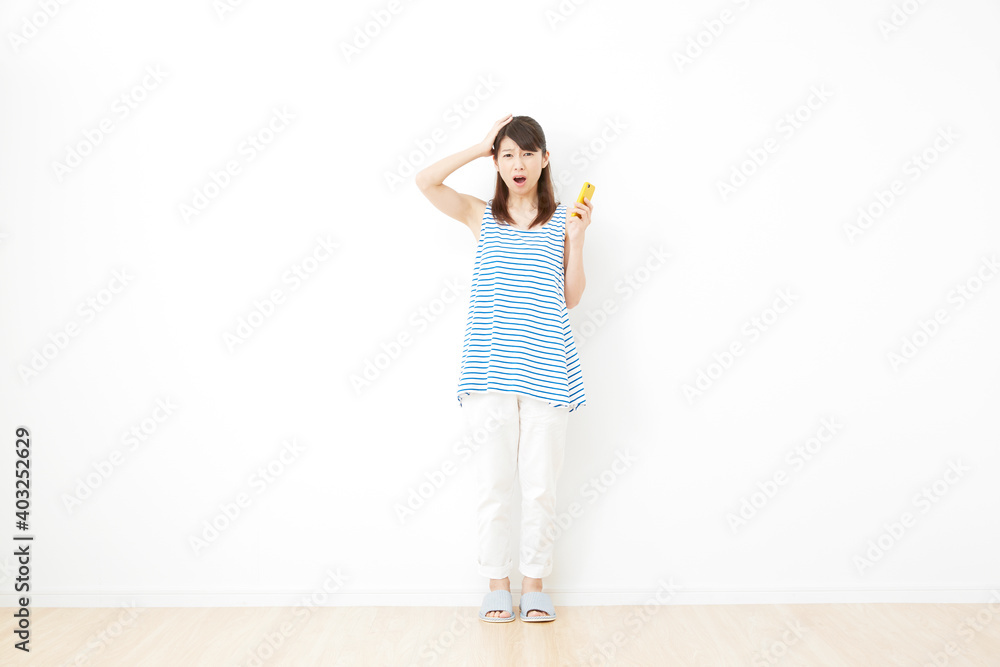 Fototapeta premium スマホを持つ女性 困る