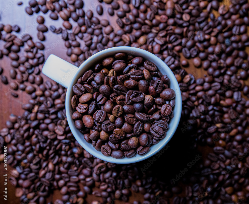 TAZZA DI CAFFÈ E CHICCI TOSTATI TAZZA DI CAFFÈ E CHICCI TOSTATI