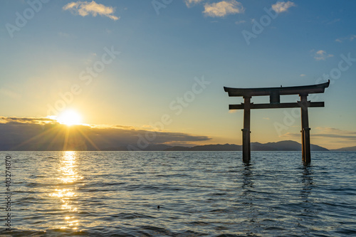 滋賀県高島市の白鬚神社｜琵琶湖に浮かぶ大鳥居と日の出