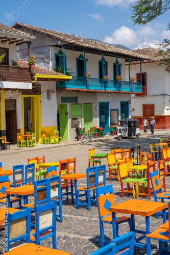 Arquitectura colonial en el Parque El Libertador de Jardín, Antioquia, Colombia 