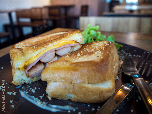 Obraz na płótnie Sausage sandwich. w salonie