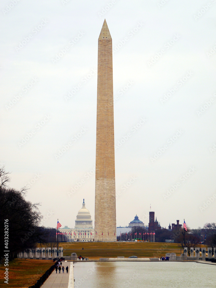 Der Obelisk des Washington Monuments mit Teilen des Reflecting Pools und dem Capitol im Hintergrund