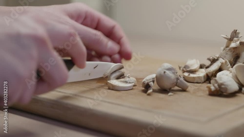 Une femme qui découpe des champignons