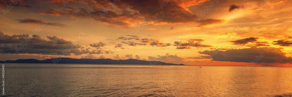 Naklejka premium beautiful sunset on a tropical beach in Thailand, Koh Phangan