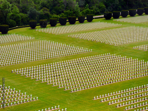 Viele weiße Grabkreuze auf dem Soldatenfriedhof Douaumont in Frankreich aus der Vogelperspektive photo