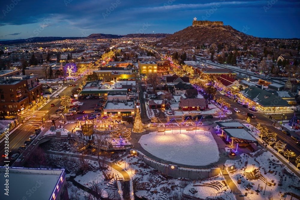 Obraz premium Aerial View of Castle Rock, Colorado with Christmas Lights at Dusk
