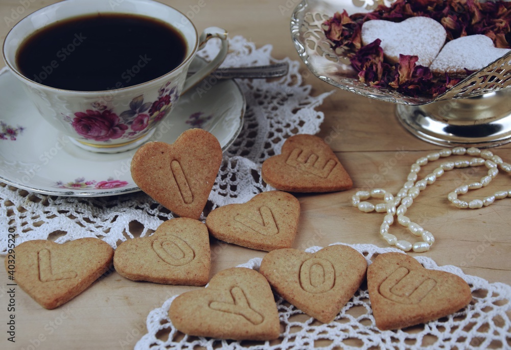 Fototapeta premium I love you - cookie note, heart shape cookies with love confession, coffee cup, Valentines image vintage style, wyznanie miłości przy kawie, sznur perełek