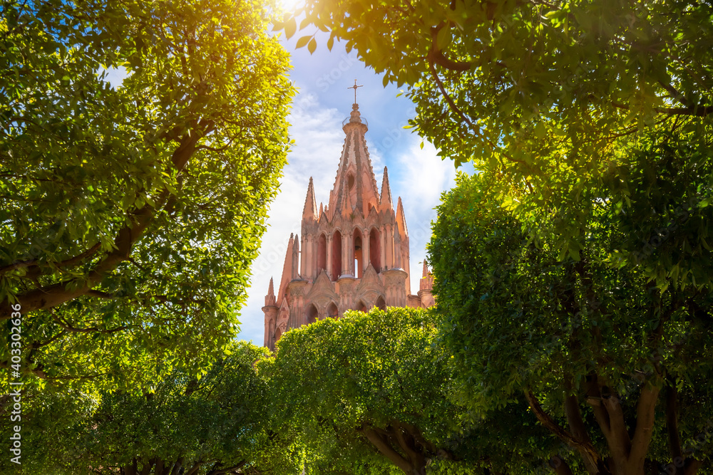 Fototapeta premium Landmark cathedral of San Miguel Archangel, Parroquia De San Miguel Arcangel, in historic city center of San Miguel De Allende, Mexico .