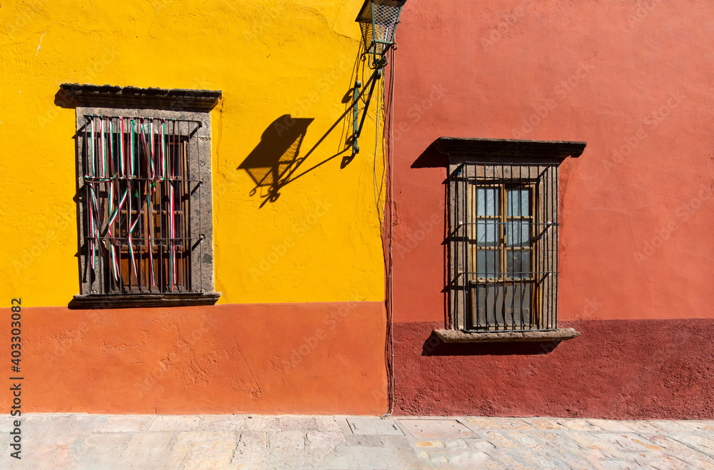 Obraz premium Mexico, Colorful buildings and streets of San Miguel de Allende in historic city center.