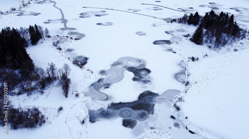 Luftaufnahme mit einer Drohne von einem zugefrorenen See in Bayern