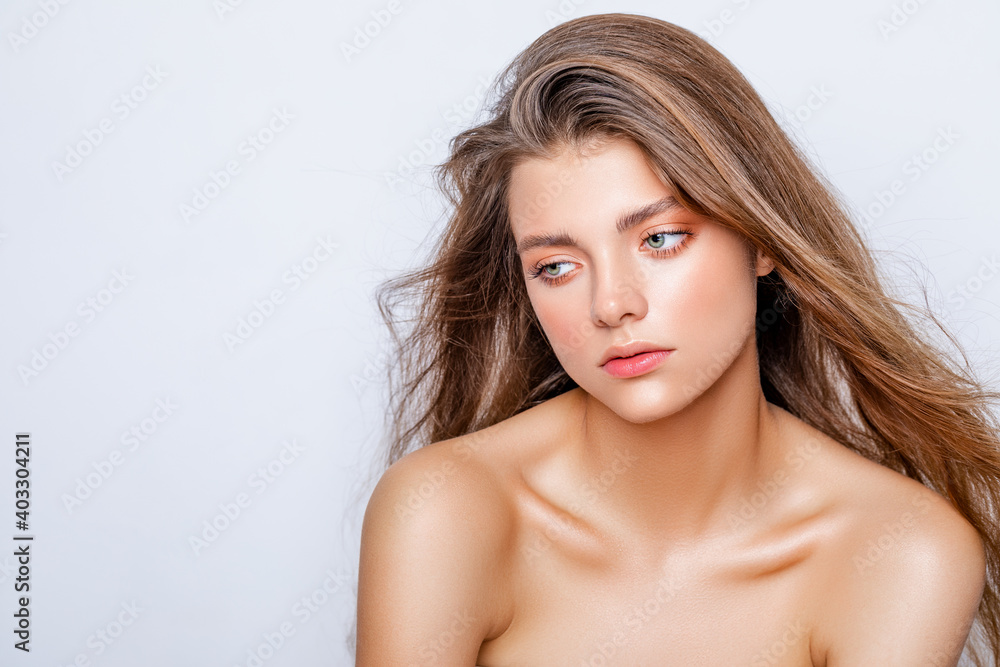 Naklejka premium attractive model girl with perfect well-groomed skin on her face and light wet makeup. Beautiful girl with shaggy hair. Beauty and care. 