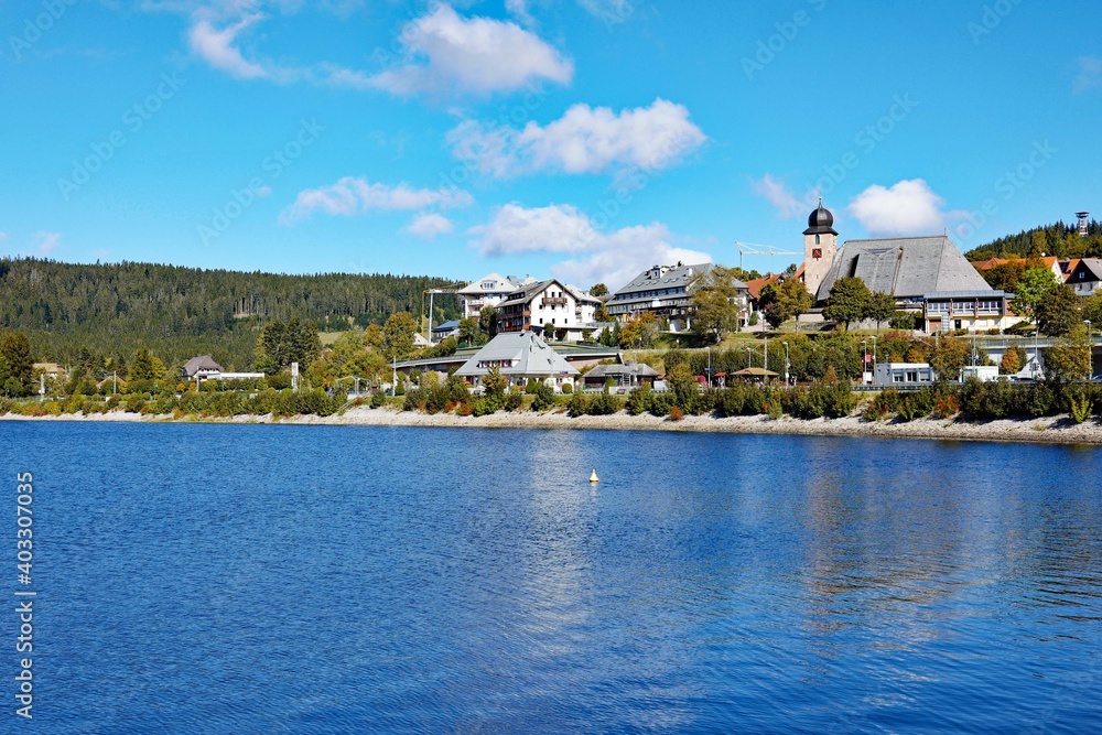 Naklejka premium Blick auf den Ort Schluchsee im Schwarzwald