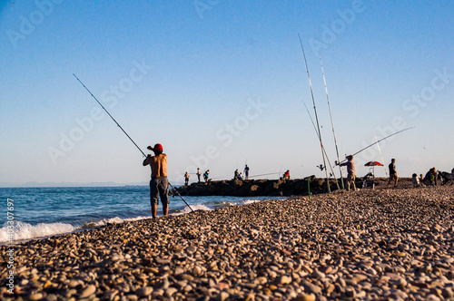 Pescadores en la playa de Almenara, Castellón, Comunidad Valenciana, España.