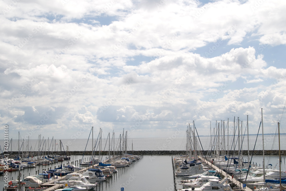 Obraz premium Sailing Boats In The Harbour