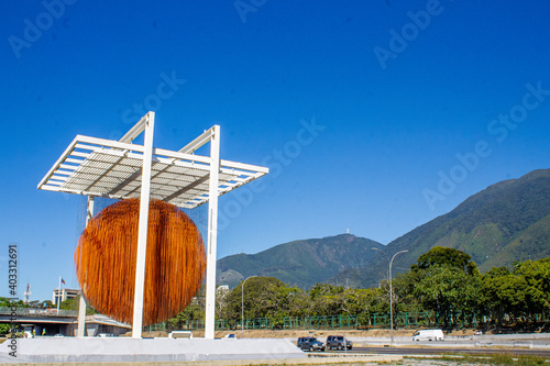 Esfera de caracas (soto) Caracas, enero 5 2020, cielo despejado, fondo avila
