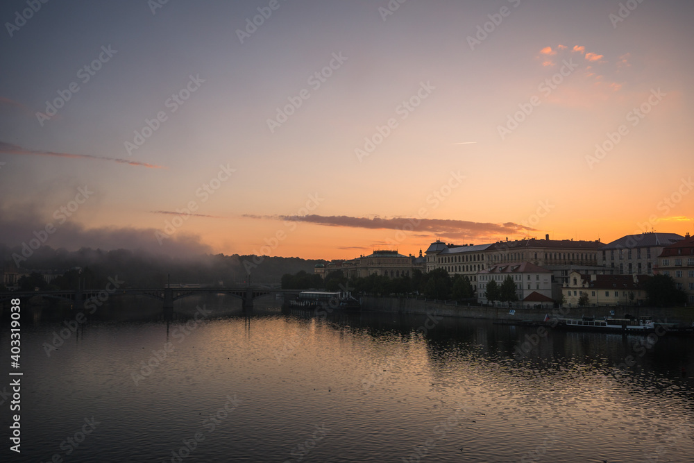 Karlsbrücke / Charles Bridge in Prag / Prague bei Sonnenaufgang