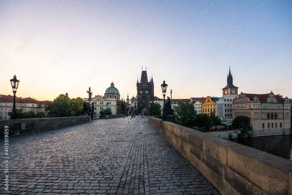 Karlsbrücke / Charles Bridge in Prag / Prague bei Sonnenaufgang