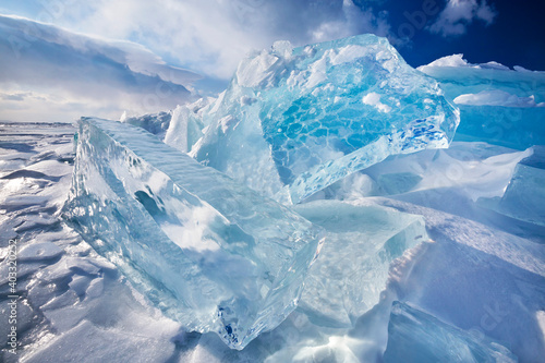 Foto View of pure ice floes in winter time on the surface the Baikal lake in Siberia,