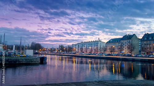 Coucher de soleil sur le port de la ville de Caen, Basse-Normandie, France