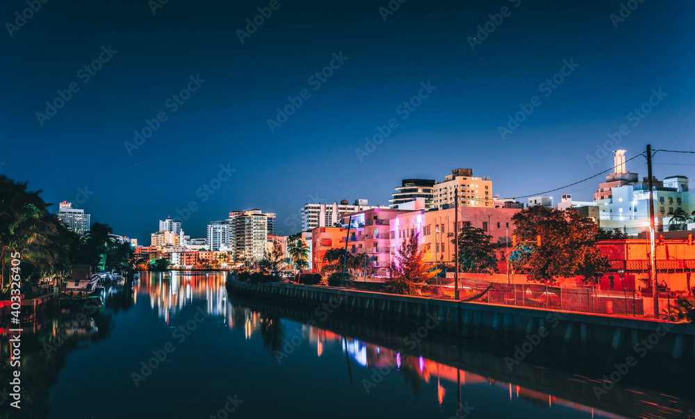 Obraz premium city skyline at night beautiful reflections Miami Beach usa 