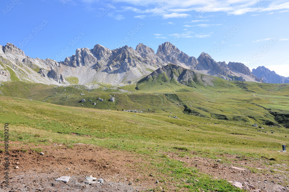 Widok na skaliste szczyty gór ze szlaku na Sassolungo, Dolomity