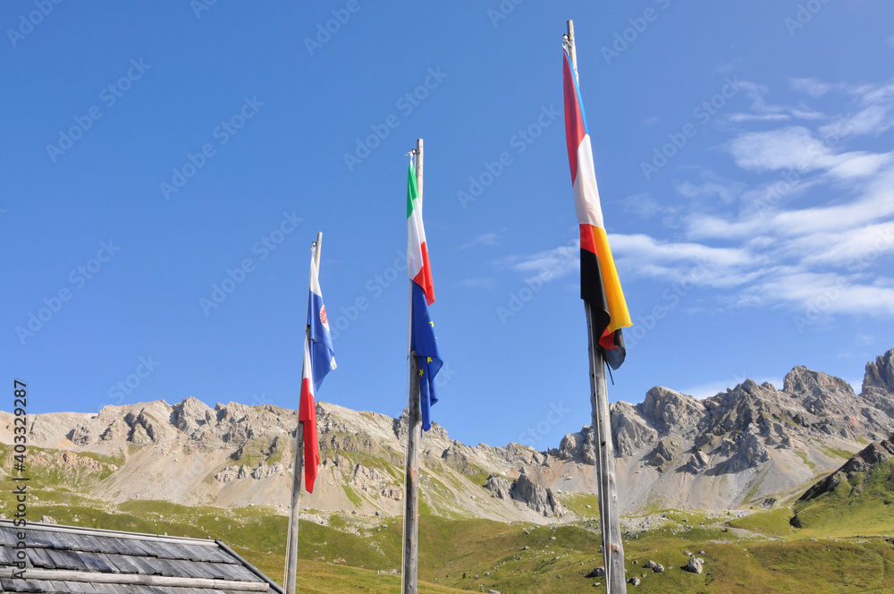 Flagi europejskich krajów powiewają nad górami w Dolomitach
