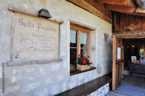 Obraz na płótnie Górska chata w Dolomitach w salonie