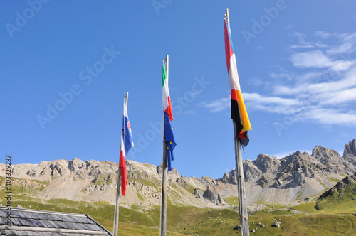 Flagi europejskich krajów powiewają nad górami w Dolomitach