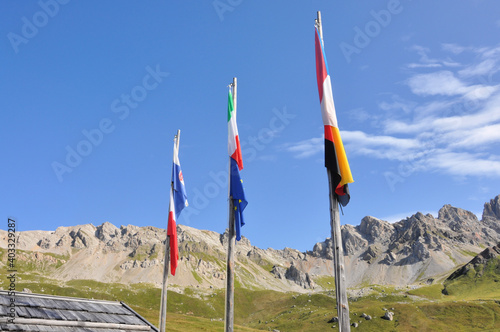 Obraz na płótnie Flagi europejskich krajów powiewają nad górami w Dolomitach w salonie