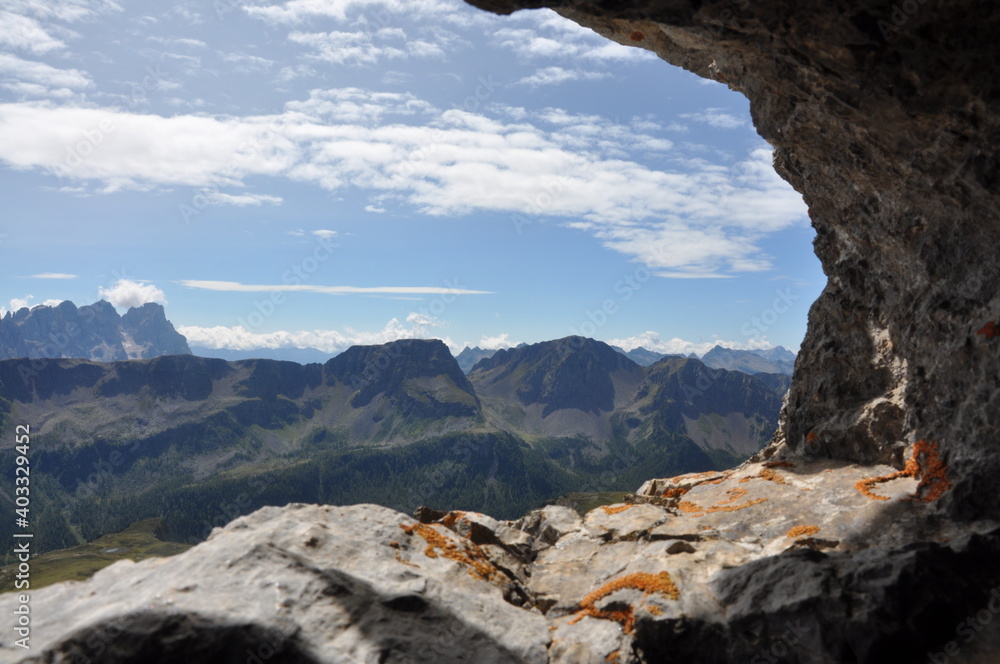 Widok na górskie szczyty włoskich Dolomitów ze skalnego okna